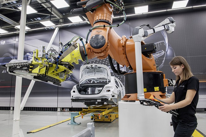 Quy trình sản xuất lý tưởng với sự kết hợp giữa con người và robot là mục tiêu của cuộc cách mạng Công nghiệp lần thứ 4.