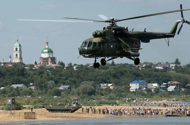 Trực thăng vận tải Mi-8 do Liên Xô thiết kế và hiện được Nga cũng như không quân nhiều nước trên thế giới sử dụng như một loại trực thăng vũ trang hạng nặng hoặc một 