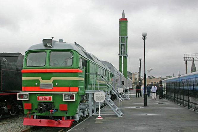 Tàu hỏa RT-23 chở tên lửa mang đầu đạn hạt nhân sẽ sớm được quân đội Nga đưa vào sử dụng và đặc biệt hữu dụng bởi khả năng di chuyển linh hoạt và rất khó theo dõi.