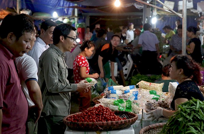 Thủ tướng bất ngờ “đi chợ” Long Biên lúc sáng sớm ảnh 4