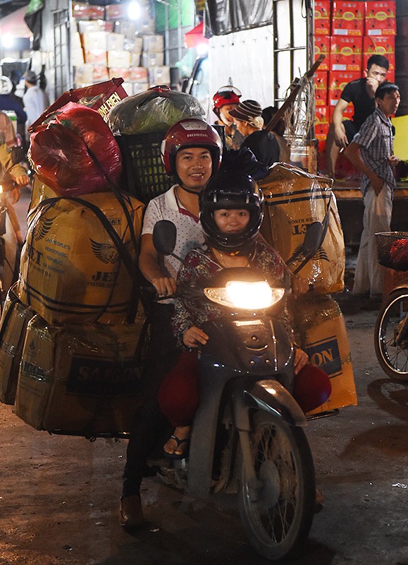 Thủ tướng bất ngờ “đi chợ” Long Biên lúc sáng sớm ảnh 6