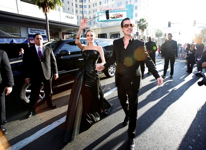 Các diễn viên Mỹ Angelina Jolie và Brad Pitt Đọc thêm: http://vn.sputniknews.com/photo/20160921/2410442/angelina-jolie-brad-pitt.html