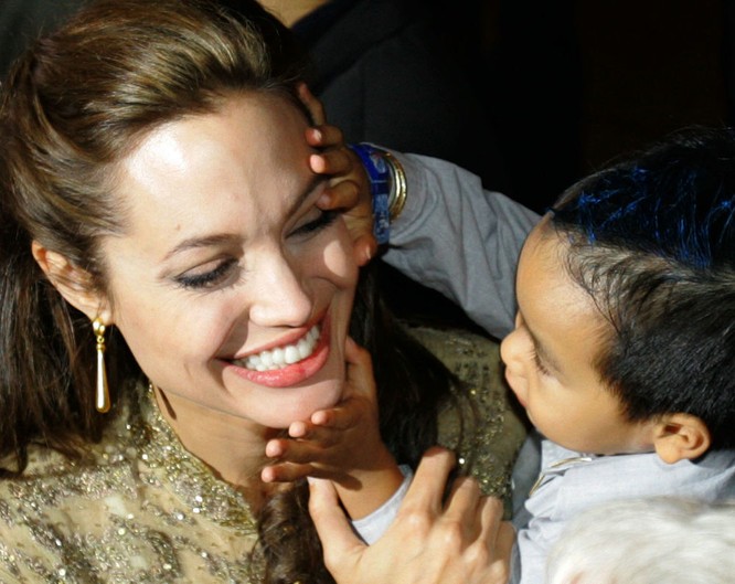 Angelina Jolie và Brad Pitt với trẻ em. Đọc thêm: http://vn.sputniknews.com/photo/20160921/2410442/angelina-jolie-brad-pitt.html
