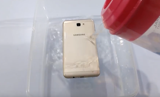 Video: Galaxy J7 Prime vẫn mượt sau màn dìm nước ảnh 1