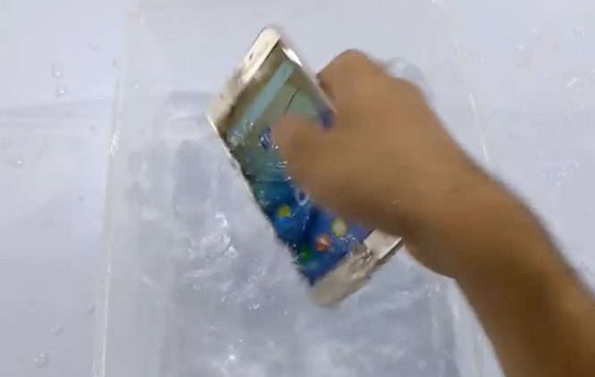 Video: Galaxy J7 Prime vẫn mượt sau màn dìm nước ảnh 5