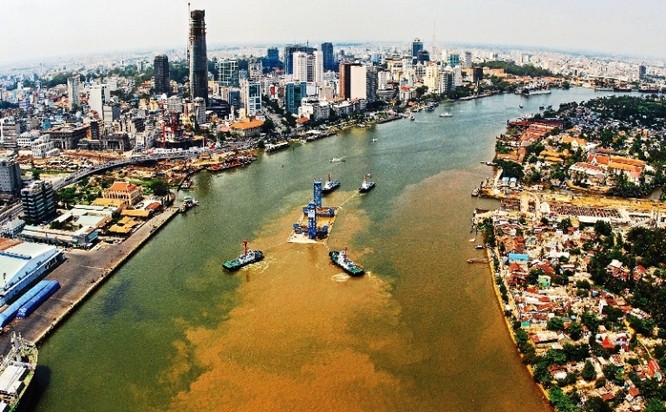 Sông Sài Gòn - Chụp trong ngày lay dắt và lắp đặt các đốt hầm vượt sông Sài Gòn, tháng 3/2010.