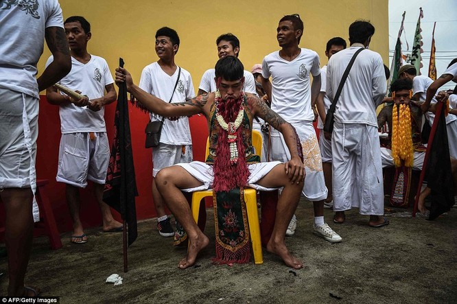 Choáng với lễ hội “hành xác” kinh dị của người Thái ảnh 11