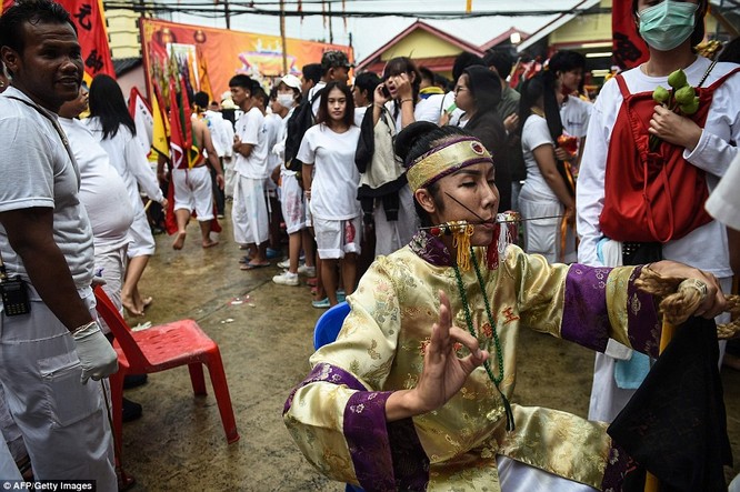 Choáng với lễ hội “hành xác” kinh dị của người Thái ảnh 14