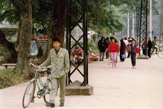 Chùm ảnh hiếm: Hà Nội nghèo khó nhưng thân thương những năm 1990 ảnh 18
