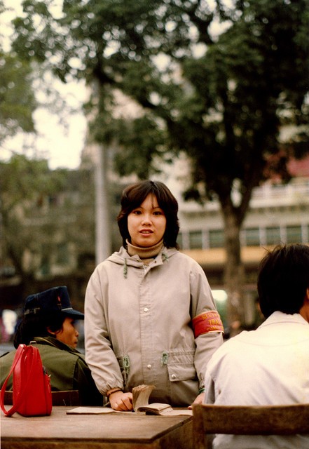 Chùm ảnh hiếm: Hà Nội nghèo khó nhưng thân thương những năm 1990 ảnh 16
