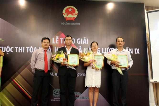 Đại diện trường Đại học RMIT Việt Nam nhận giải Nhì cuộc thi Tòa nhà hiệu quả năng lượng ở hạng mục 