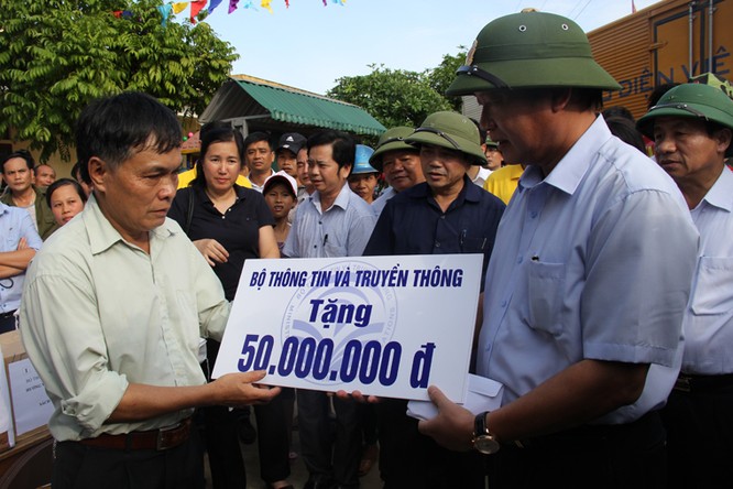 Bộ trưởng Trương Minh Tuấn thăm và tặng quà đồng bào bị lũ lụt tại Hà Tĩnh, Quảng Bình ảnh 2