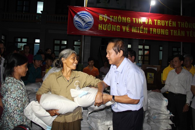 Bộ trưởng Trương Minh Tuấn thăm và tặng quà đồng bào bị lũ lụt tại Hà Tĩnh, Quảng Bình ảnh 6