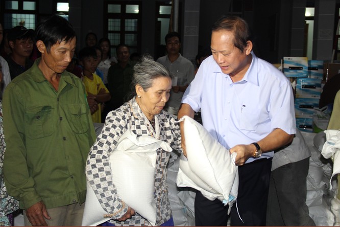 Bộ trưởng Trương Minh Tuấn thăm và tặng quà đồng bào bị lũ lụt tại Hà Tĩnh, Quảng Bình ảnh 7