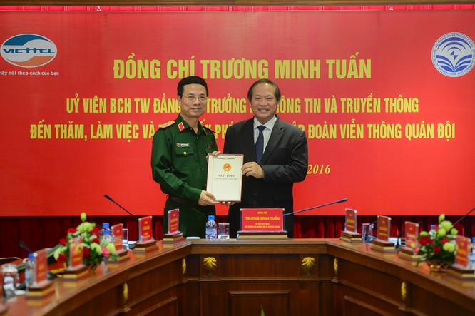 Bộ trưởng Trương Minh Tuấn trao giấy phép triển khai 4G cho Viettel.