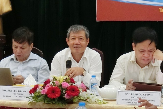 Thứ trưởng Nguyễn Thành Hưng (ngồi giữa) phát biểu tại buổi Tọa đàm