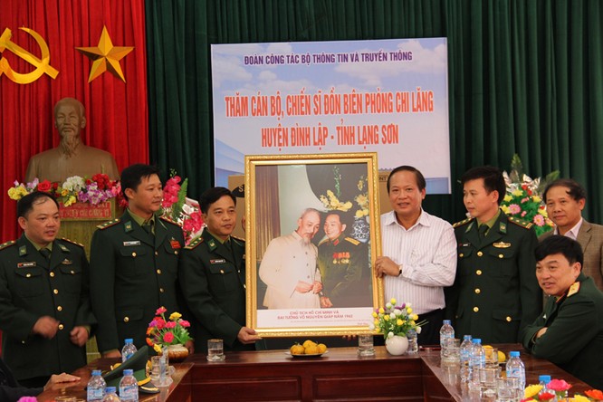 Bộ trưởng Trương Minh Tuấn thăm hỏi, động viên CBCS và nhân dân trên địa bàn huyện Đình Lập ảnh 2