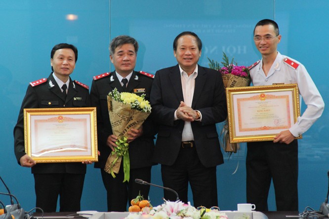Thừa ủy quyền của Thủ tướng Chính phủ, Bộ trưởng Bộ TT&TT Trương Minh Tuấn trao Bằng khen của Thủ tướng Chính phủ cho 1 tập thể và 1 cá nhân thuộc Thanh tra Bộ TT&TT.