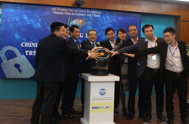 Thứ trưởng Bộ TT&TT Phan Tâm (thứ sáu, phải sang) cùng lãnh đạo một số đơn vị, doanh nghiệp nhấn nút khai trương hệ thống DNSSEC trên hệ thống tên miền quốc gia .vn