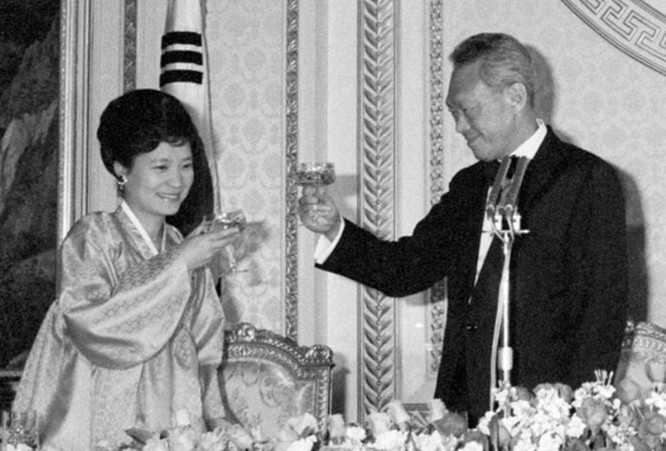 Park Geun-hye thay thế vai trò của đệ nhất phu nhân quá cố năm 1979.