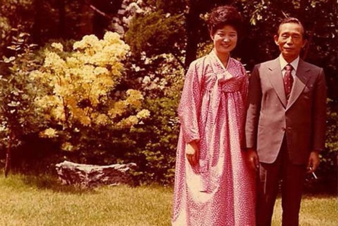 Năm 1979, ác mộng lại ập đến một lần nữa, cha bà Park bị một thuộc cấp ám sát. Bà đã rút khỏi chính trường và tới năm 1997, bà chính thức quay trở lại. Năm 1997, Park Geun-hye gia nhập đảng Quốc đại (GNP), tiền thân của đảng Thế giới mới.