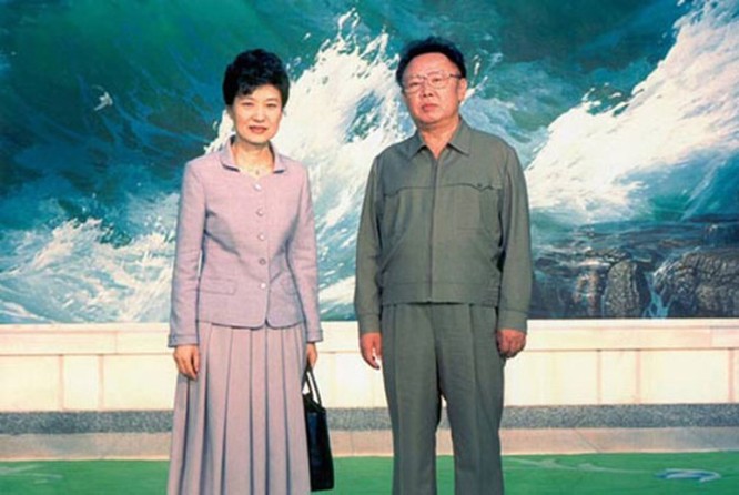 Năm 2007, bà tranh cử chức tổng thống nhưng để thua trước ông Lee Myung-bak. Năm 2012, bà một lần nữa ra tranh cử. Cam kết mà bà Park Geun-hye đưa ra lần này gồm thúc đẩy nền kinh tế công bằng, gia tăng phúc lợi và cải thiện quan hệ với Triều Tiên. Bức ảnh này chụp bà cùng với cố lãnh đạo Triều Tiên Kim Jong-il hồi tháng 5/2002.