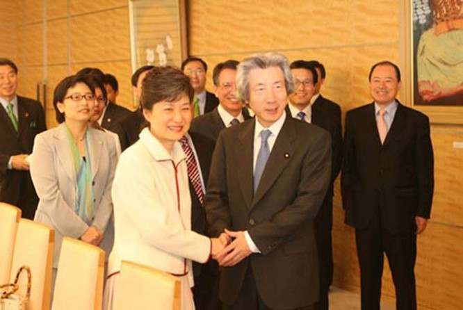 21 bức ảnh "biết nói" về nữ Tổng thống đầu tiên của Hàn Quốc ảnh 12