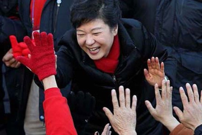 21 bức ảnh "biết nói" về nữ Tổng thống đầu tiên của Hàn Quốc ảnh 16