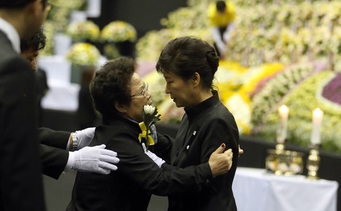 21 bức ảnh "biết nói" về nữ Tổng thống đầu tiên của Hàn Quốc ảnh 18