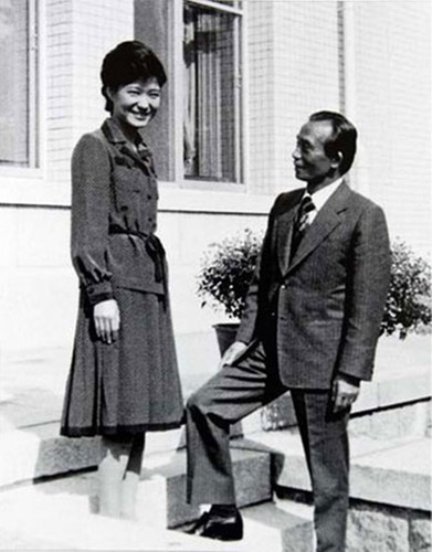 Cuộc sống của bà từ đó đã thay đổi. Bà trở thành người phụ nữ quan trọng nhất bên cạnh cha mình, Tổng thống Park Chung-hee.