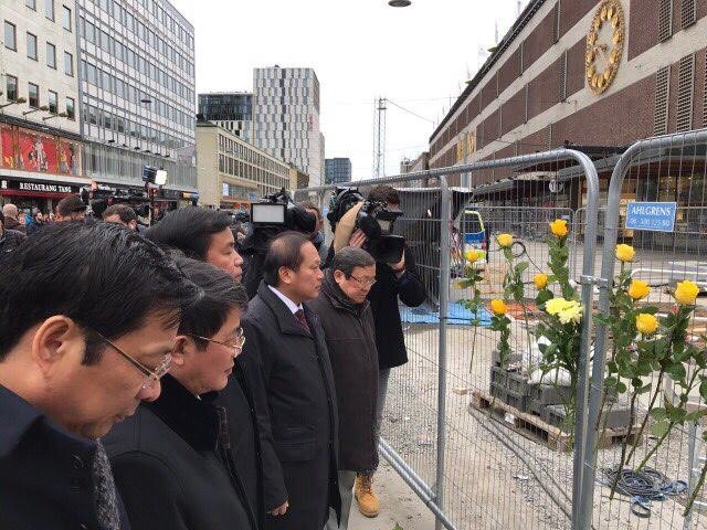 Bộ trưởng Trương Minh Tuấn chia buồn với nạn nhân Thụy Điển ảnh 1