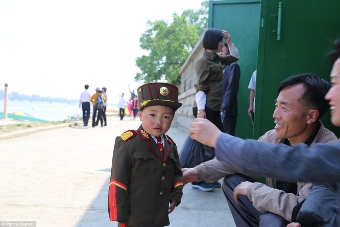 Những hình ảnh hiếm hoi về cuộc sống yên bình của trẻ em Triều Tiên ảnh 2
