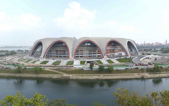 Có lẽ không ngạc nhiên, Bắc Triều Tiên cũng là nơi có sân vận động lớn nhất thế giới, Sân vận động May Day.