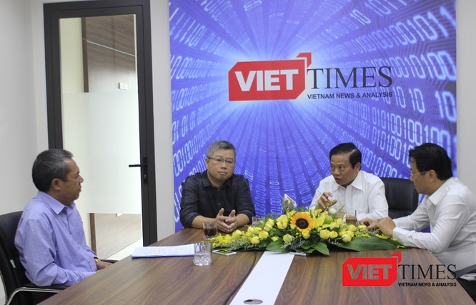 Ba vị khách mời của cuộc đối thoại: Ông Nguyễn Thanh Lâm, ông Lê Doãn Hợp và Nhà báo Hồng Thanh Quang (trái sang phải)