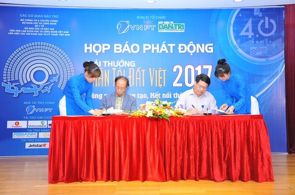 Trong khuôn khổ buổi họp báo, lãnh đạo báo Dân trí cùng đại diện Tập đoàn Bưu chính Viễn thông Việt Nam (VNPT) đã ký thỏa thuận đồng tổ chức Giải thưởng Nhân tài Đất Việt 2017.