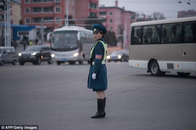 Nữ CSGT Triều Tiên: Xinh đẹp, độc thân và phải về hưu ở tuổi 26 ảnh 15