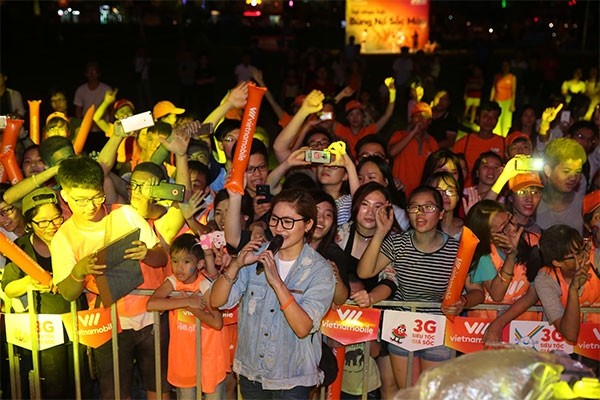 Vietnamobile tổ chức chuỗi “Đại nhạc hội bùng nổ sắc màu” ảnh 3