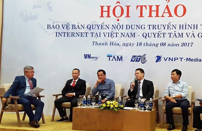 Ông Nguyễn Văn Tấn - Phó Tổng giám đốc VNPT-Media, đơn vị thành viên của VNPT thực hiện phát triển nền tảng Smart Media Platform chia sẻ thông tin tại buổi Hội thảo.