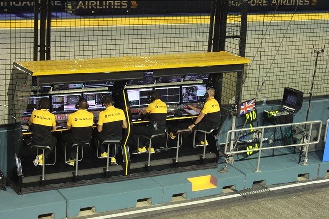 Cận cảnh những cỗ máy bốn bánh nhanh nhất hành tinh tại Singapore Grand Prix ảnh 11