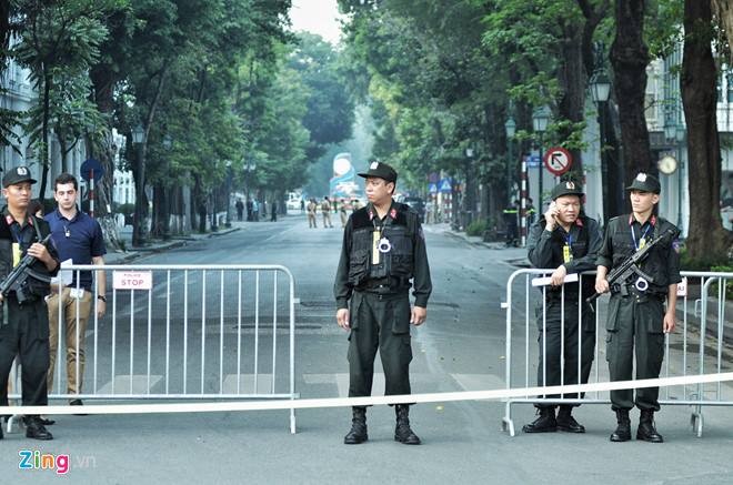 Tổng thống Trump đến Hà Nội, người dân đổ ra đường chào đón ảnh 11