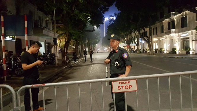 Tổng thống Trump đến Hà Nội, người dân đổ ra đường chào đón ảnh 1