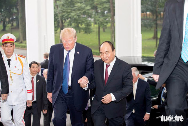 Thủ tướng Nguyễn Xuân Phúc ra tận nơi xe đậu đón Tổng thống Trump. Ảnh Tuổi trẻ