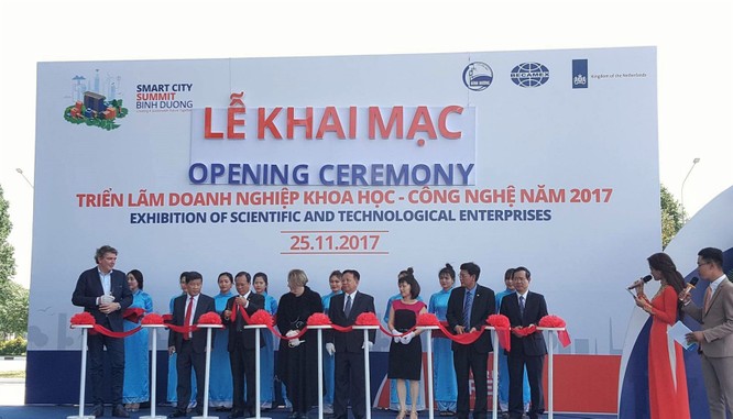 Đại diện các cơ quan Nhà nước, đại diện dự án SmartCity Bình Dương cùng khách mời cắt băng khai mạc Hội nghị