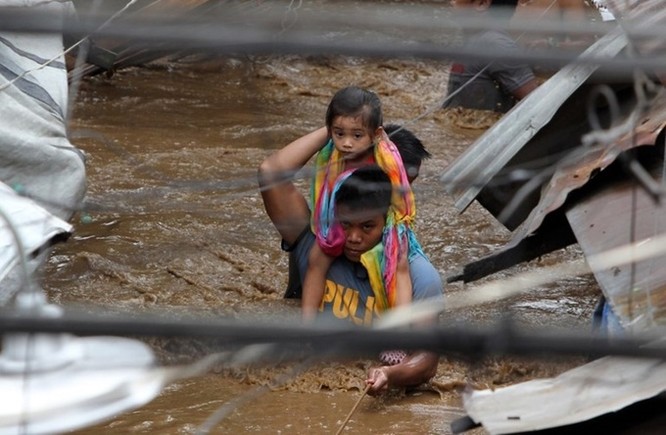 Truyền thông Philippines đưa tin cả một ngôi làng đã bị xóa sổ vì nước sông dâng cao, cuốn trôi hết nhà cửa.