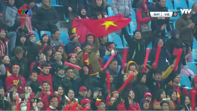 Hình ảnh Cổ động viên trên khán đài khi U23 Việt Nam đang ở thế bị dẫn trước.