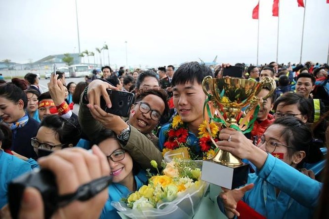 Hàng vạn người đội mưa rét, đứng dọc 30km đón mừng U23 Việt Nam ảnh 34
