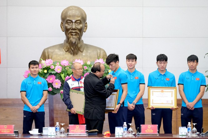 Thủ tướng chờ hơn 5 tiếng đồng hồ, trao huân chương, bằng khen cho U-23 Việt Nam ảnh 8