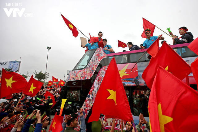 Soái ca Bùi Tiến Dũng cầm cờ, thủ quân Xuân Trường vẫy chào NHM U23 Việt Nam trên bus 2 tầng - Ảnh 1.