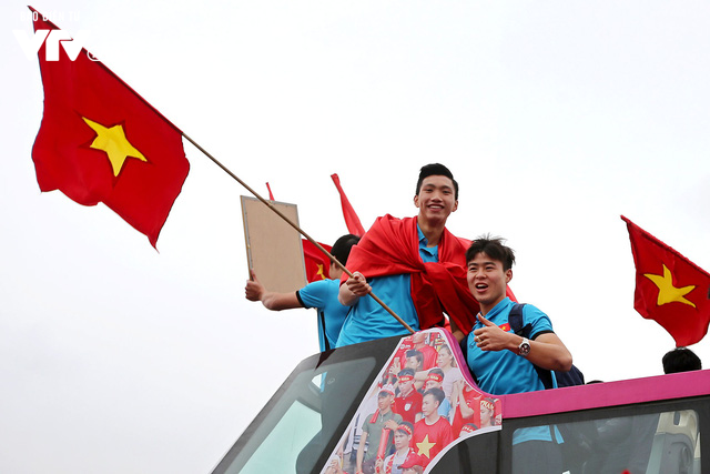 Soái ca Bùi Tiến Dũng cầm cờ, thủ quân Xuân Trường vẫy chào NHM U23 Việt Nam trên bus 2 tầng - Ảnh 2.