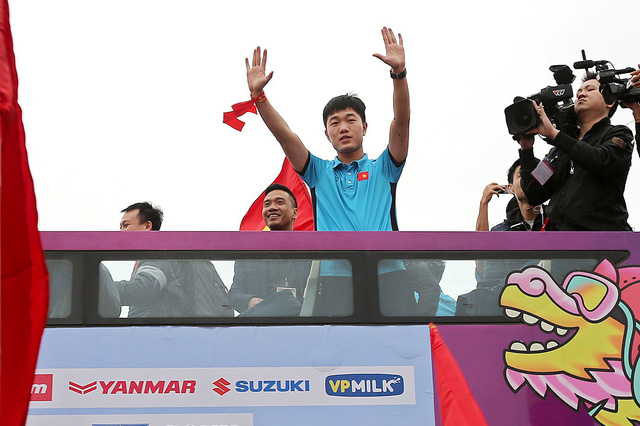 Soái ca Bùi Tiến Dũng cầm cờ, thủ quân Xuân Trường vẫy chào NHM U23 Việt Nam trên bus 2 tầng - Ảnh 3.